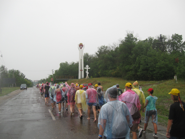 Tinerii basarabeni in drum spre Bucuresti, pe ploaie