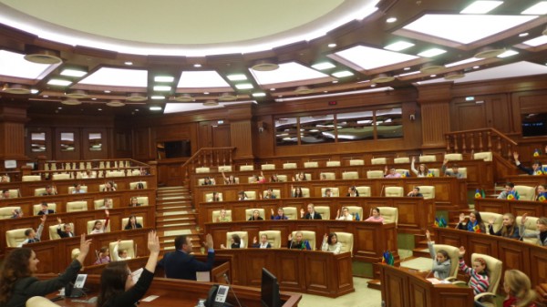 unirea-votata-in-parlamentul-de-la-chisinau